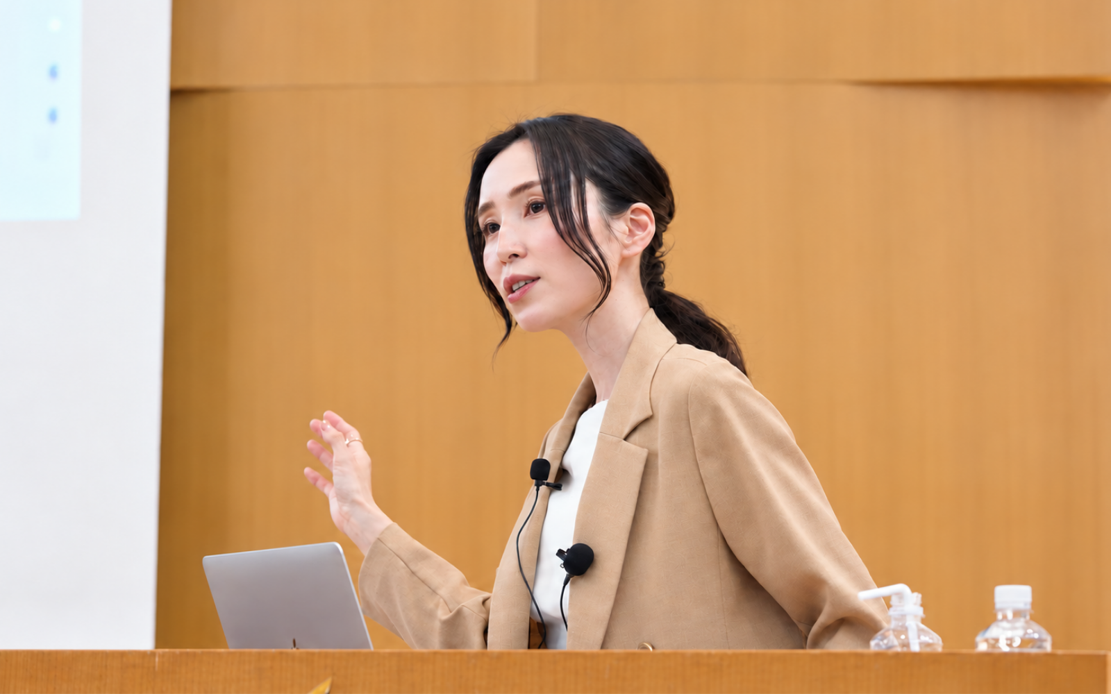 講演するてまり